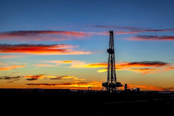 photo-oil-and-gas-derrick-that-would-benefit-from-asset-management-inspection-software
